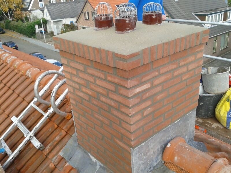 Plaatsen van schoorsteenkap en duurzaam herstel van voegen en kroon